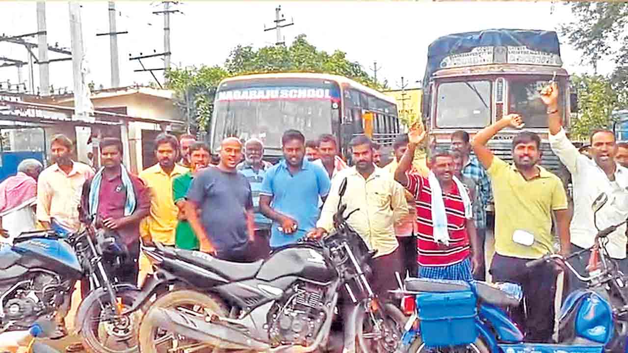 కరెంట్‌ కోతలపై రైతన్నల ఆగ్రహం
