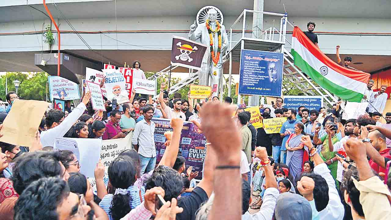 యువత పోరాటానికి దిగొచ్చిన కేంద్రం