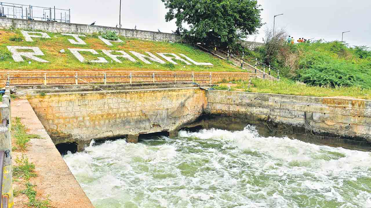 జూరాల కాలువలకు నీటి విడుదల