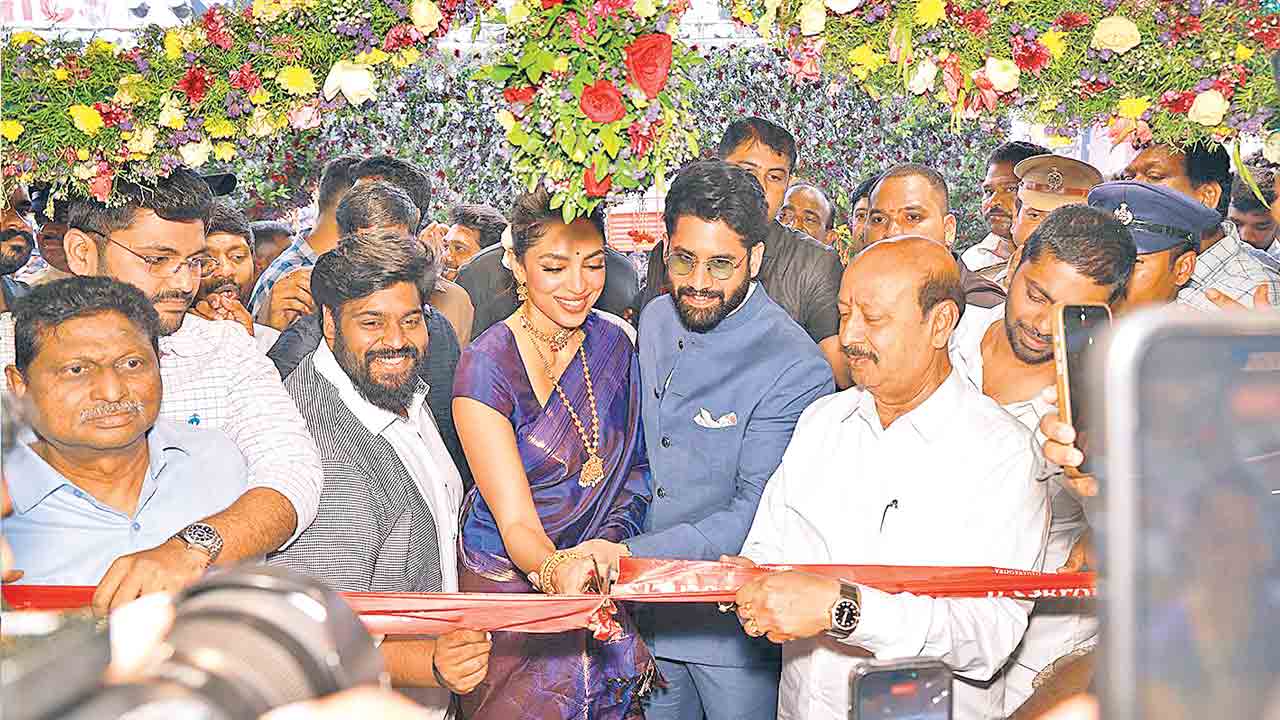 పీర్జాదిగూడలో ఆర్‌ఎస్‌ బ్రదర్స్‌ వస్త్ర సముదాయం ప్రారంభం
