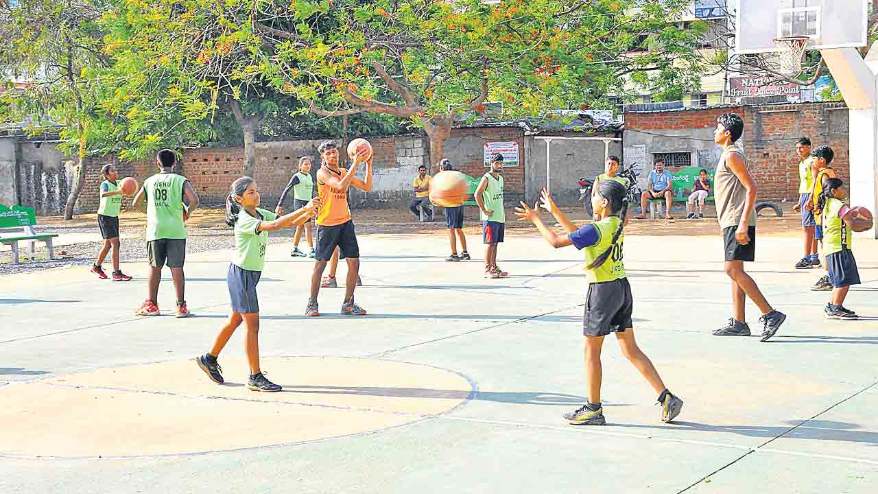ఒలింపిక్‌ గప్పాలు.. క్రీడలకు తిప్పలు