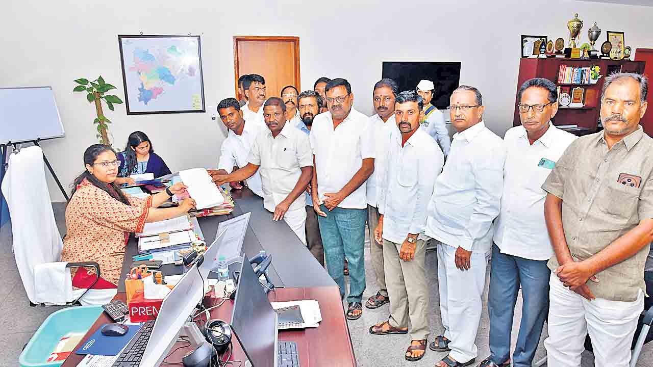 మక్కల కొనుగోళ్లలో అక్రమాలపై విచారణ చేపట్టాలి