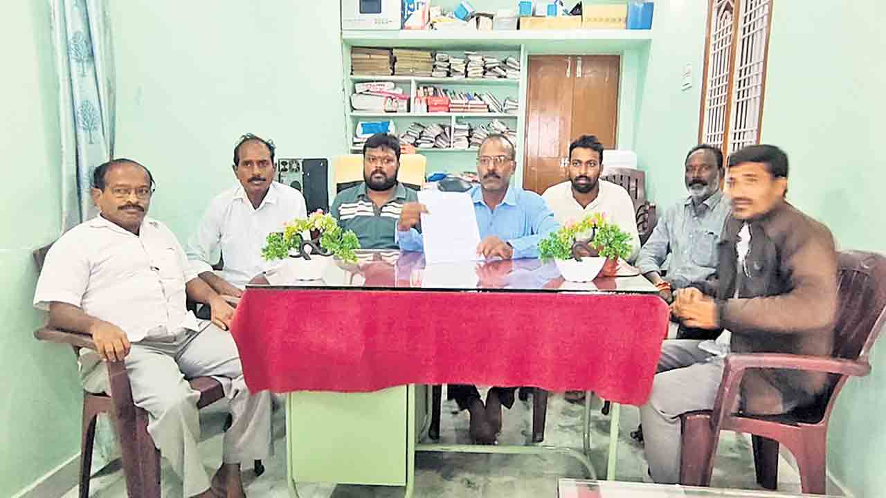 తప్పుదోవ పట్టిస్తున్న కలెక్టర్‌!