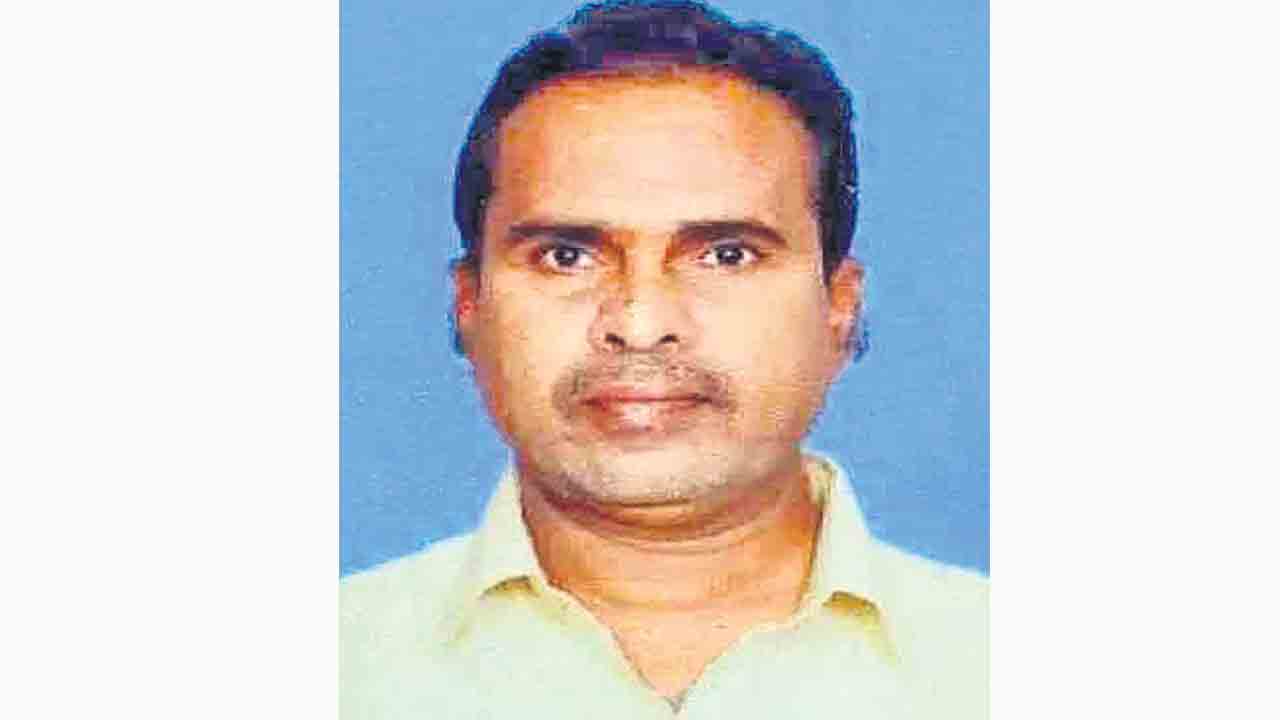 బెనిఫిట్స్‌ అందక రిటైర్డ్‌ టీచర్‌ ఆత్మహత్య
