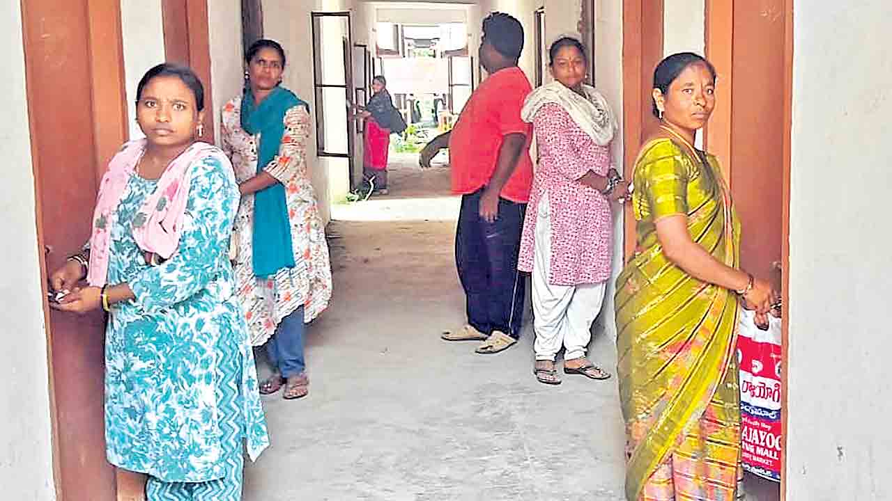 డబుల్‌ బెడ్‌రూమ్‌ ఇండ్ల స్వాధీనం