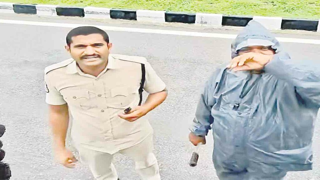 సలాబత్‌పూర్‌ చెక్‌పోస్టు వద్ద అక్రమ వసూళ్లు