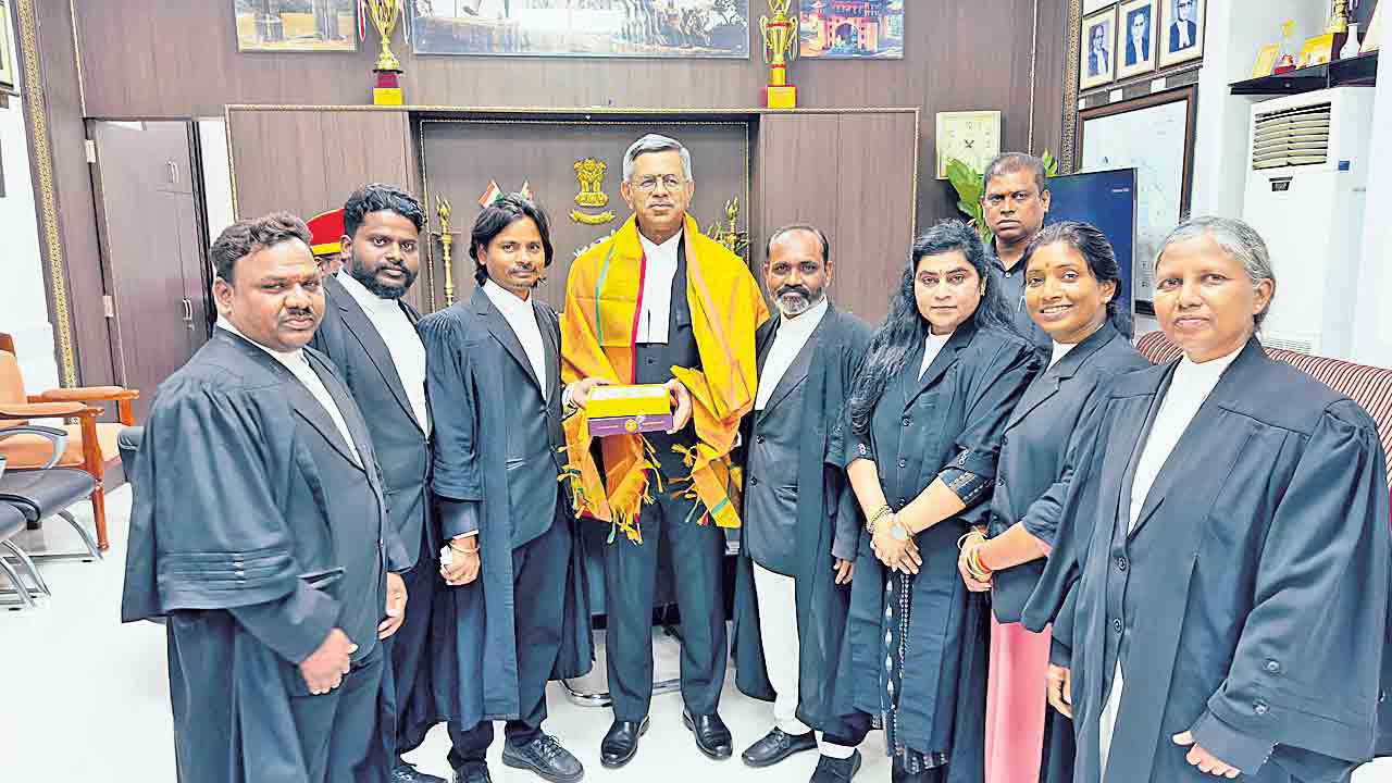 హైకోర్టు ప్రాంగణంలో అంబేదర్‌ విగ్రహం