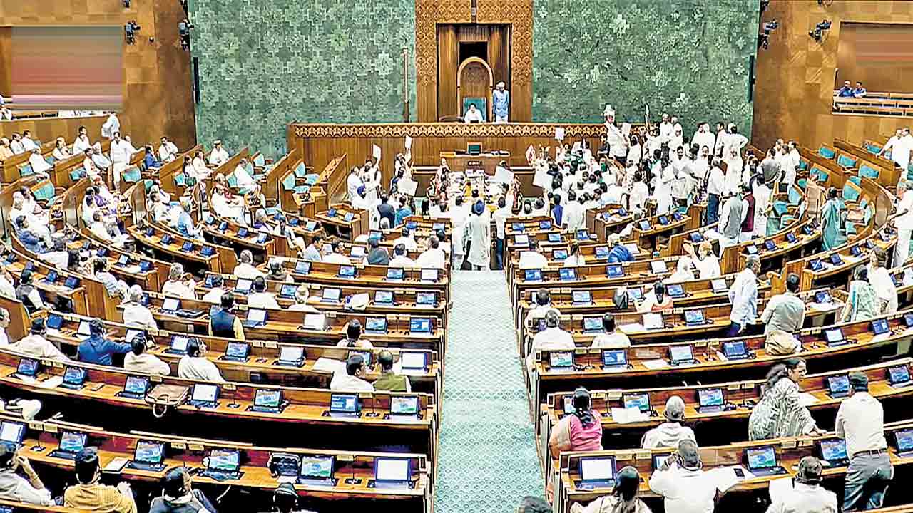 పార్లమెంట్‌లో నిరసనల హోరు