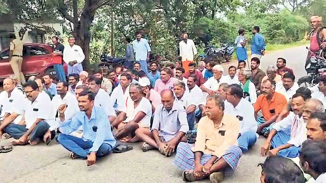 నాణ్యమైన కరెంటు కోసం సబ్‌స్టేషన్‌ ముట్టడి