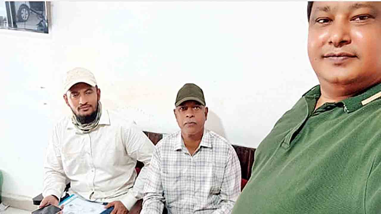 నిబంధనలు తుంగలో తొక్కిన బీఎల్‌వో