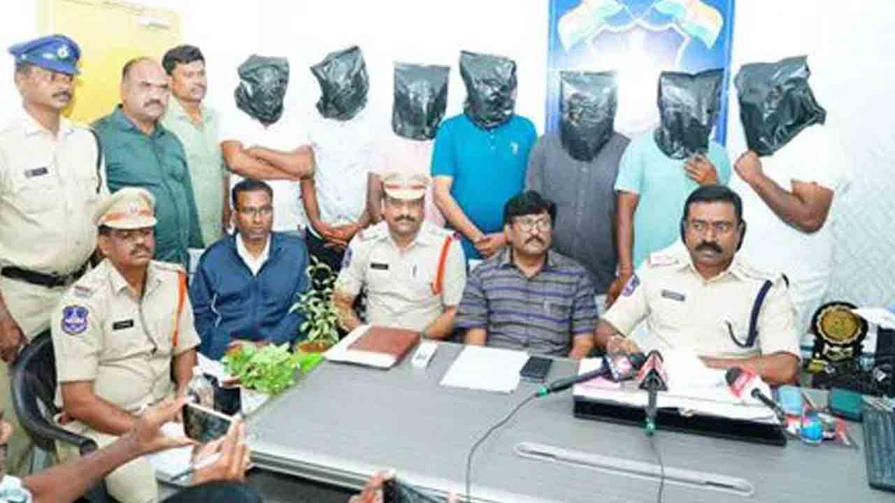 నకిలీఎరువుల విక్రయదారుల గుట్టురట్టు