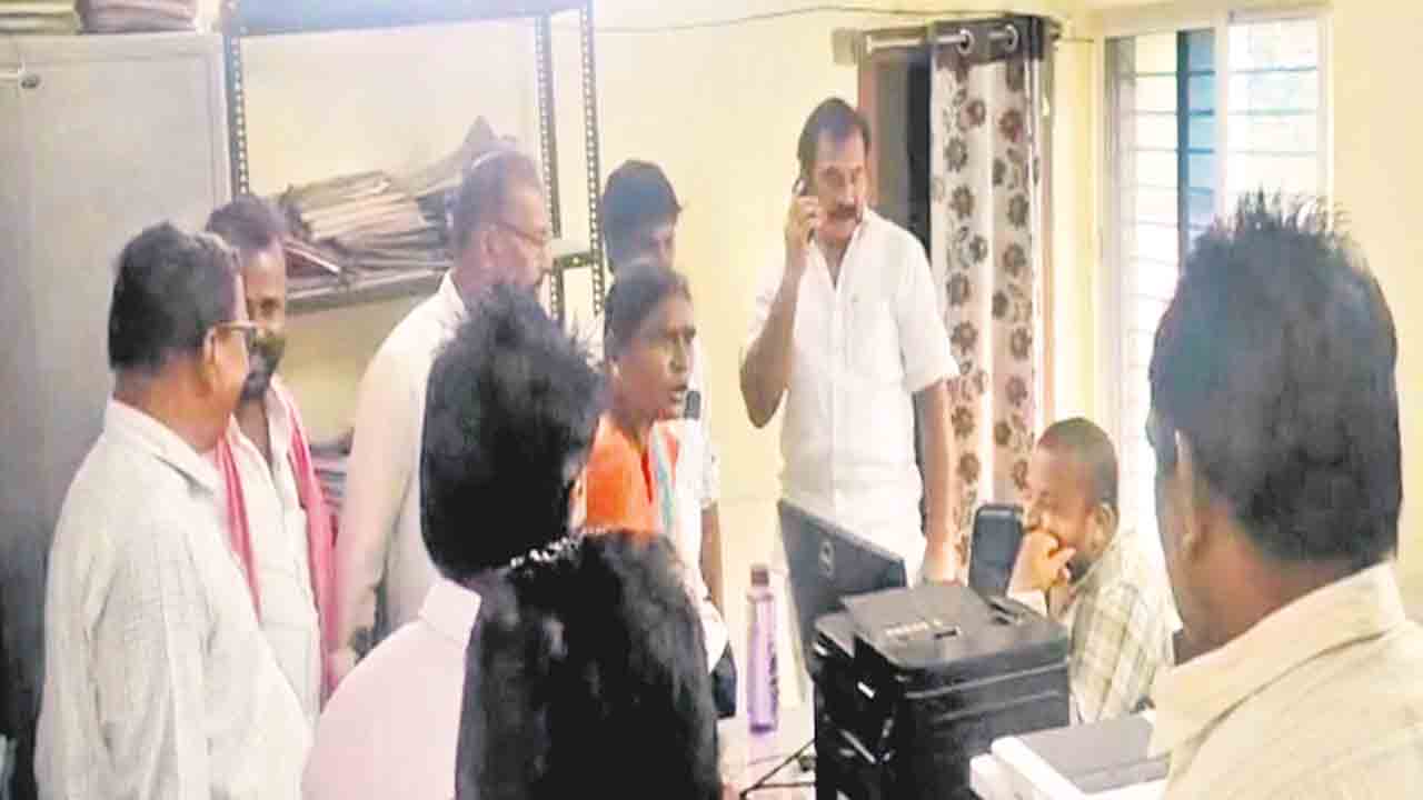 మక్కలు అమ్మిన రైతుల పేర్లు ఆన్‌లైన్‌లో గల్లంతు!