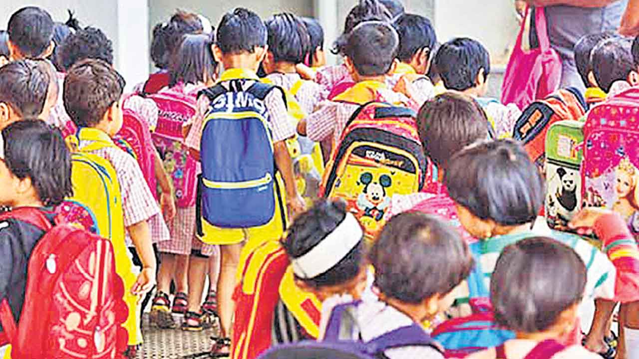 ఒకటో తరగతిలో 70% ప్రైవేట్‌కే.. సర్కార్‌ బడుల్లో చదువుతున్నది 28శాతమే