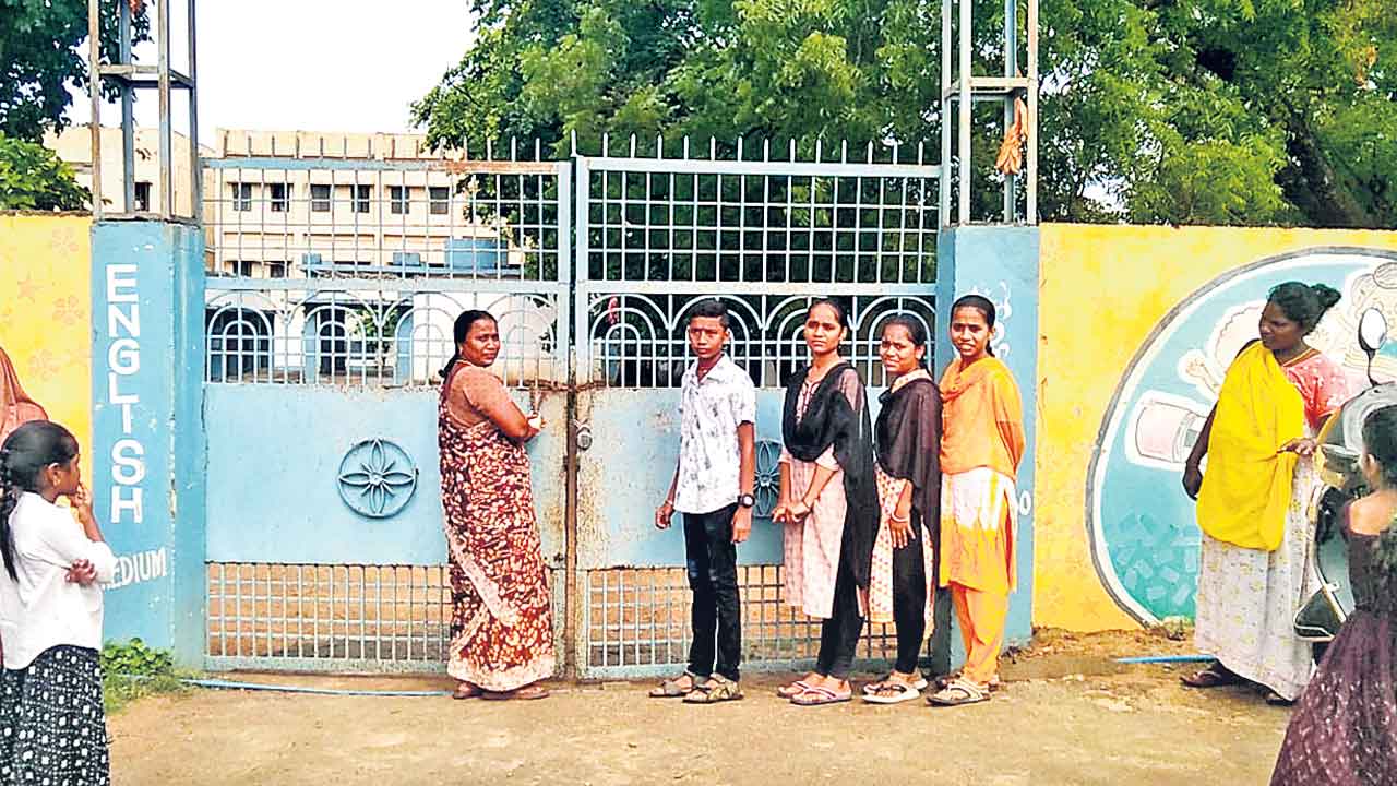 ఖమ్మం జిల్లాలో పాఠశాలకు తాళం వేసి నిరసన