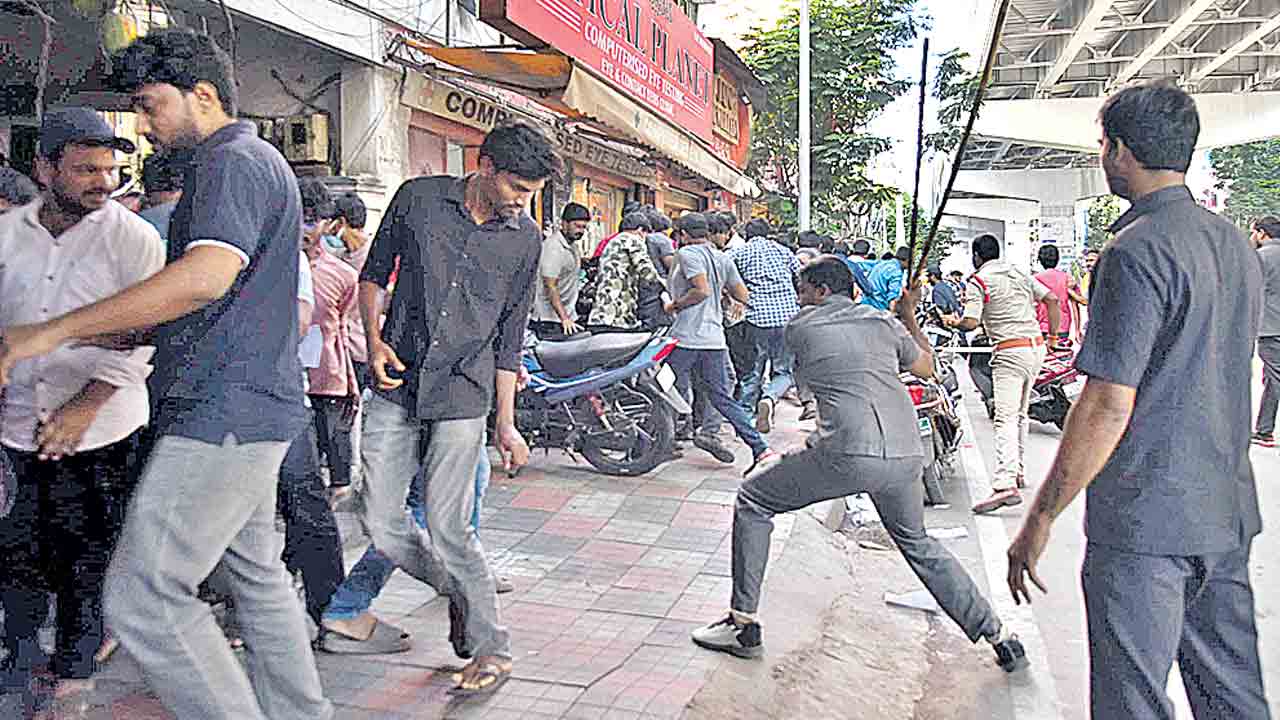 తెలంగాణలో విరిగిన లాఠీల సంగతేంది?