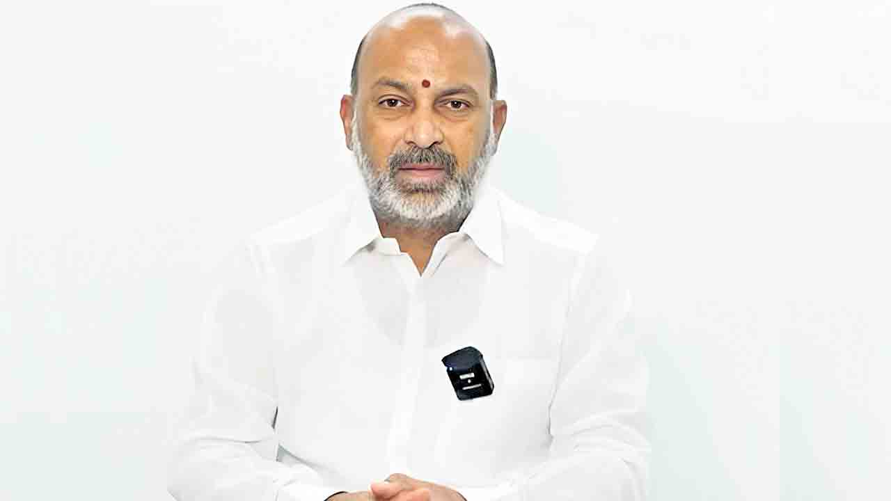 కాంగ్రెస్‌కు బండి వత్తాసు.. సర్కార్‌ అప్పు 1,70,000 కోట్లే!