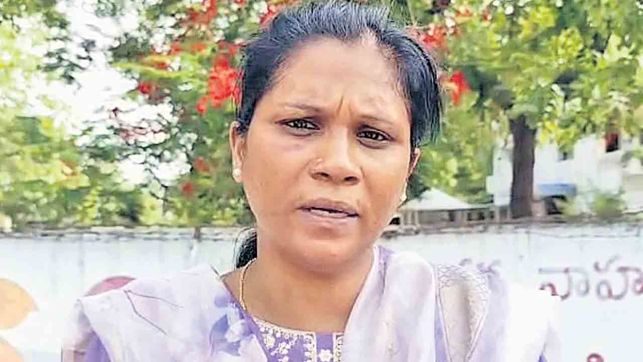 Free Bus | సీఎం గారూ..ఫ్రీ బస్సు తీసేయండి.. కాంగ్రెస్‌ కార్యకర్త రజిత రిక్వెస్ట్!