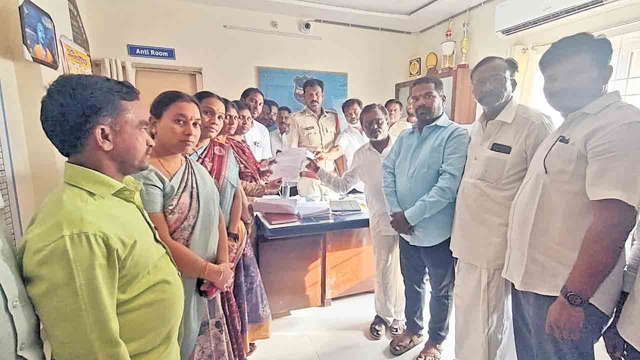 ‘నీ అంతు చూస్తాం అని బెదిరింపు