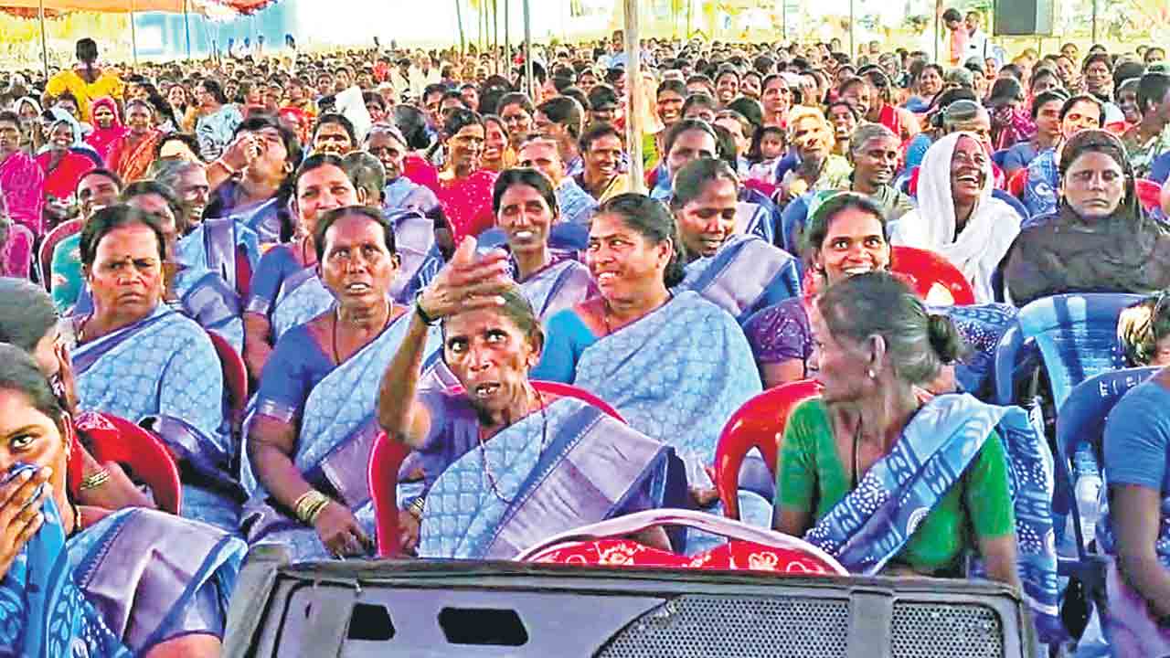 నిధులివ్వకుండా శంకుస్థాపనలా?