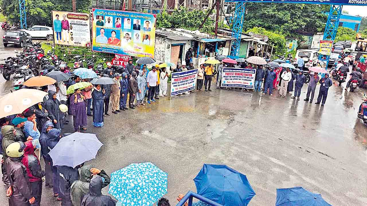 వర్షంలోనూ కొనసాగిన నిరసనలు