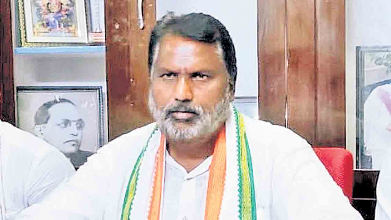 గురుకుల విద్యార్థినికి మంత్రి అభినందన