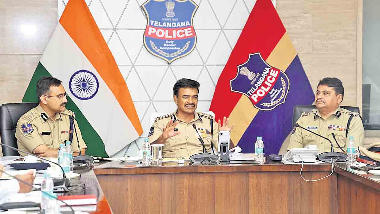 పోలీసు పథకాలను వ్యాపారంగా మార్చొద్దు: డీజీపీ ఆనంద్‌