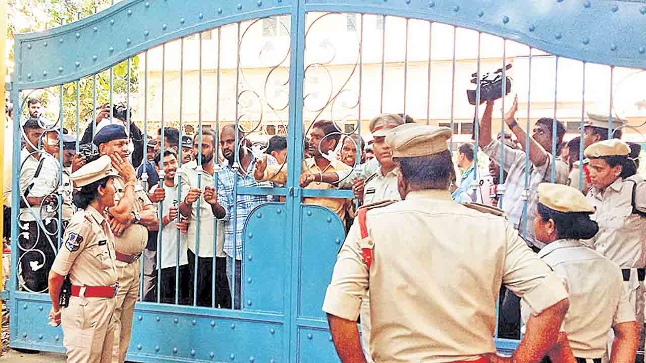యూత్‌ డిక్లరేషన్‌ కాదు.. డెత్‌ డిక్లరేషన్‌!