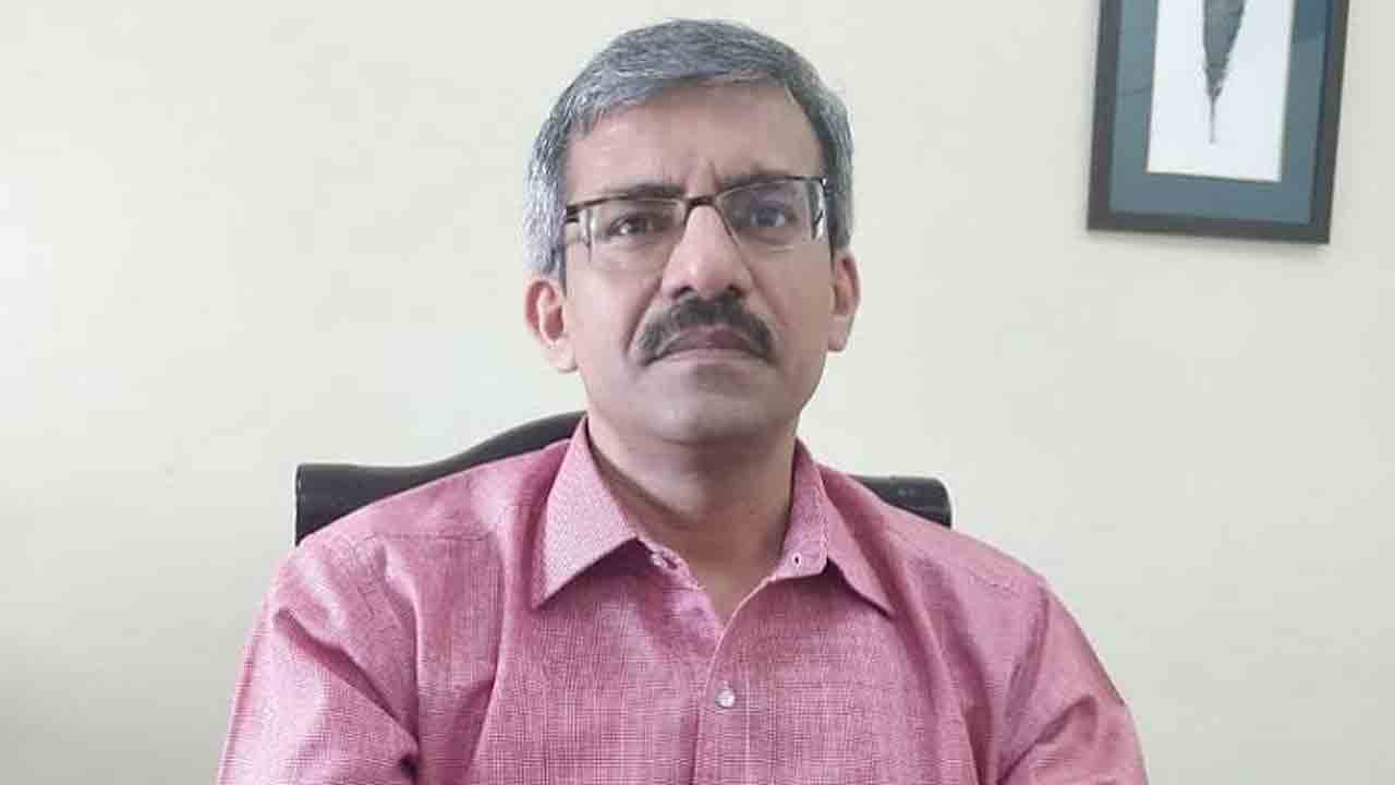 విద్యాశాఖ కార్యదర్శిపై కేంద్రం బదిలీ వేటు