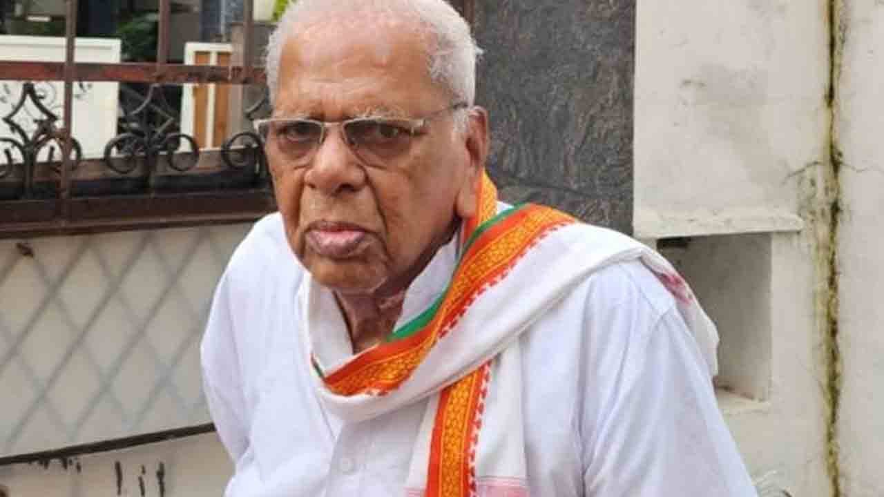 అధికారిక లాంఛనాలతో కొమ్మిడి అంత్యక్రియలు