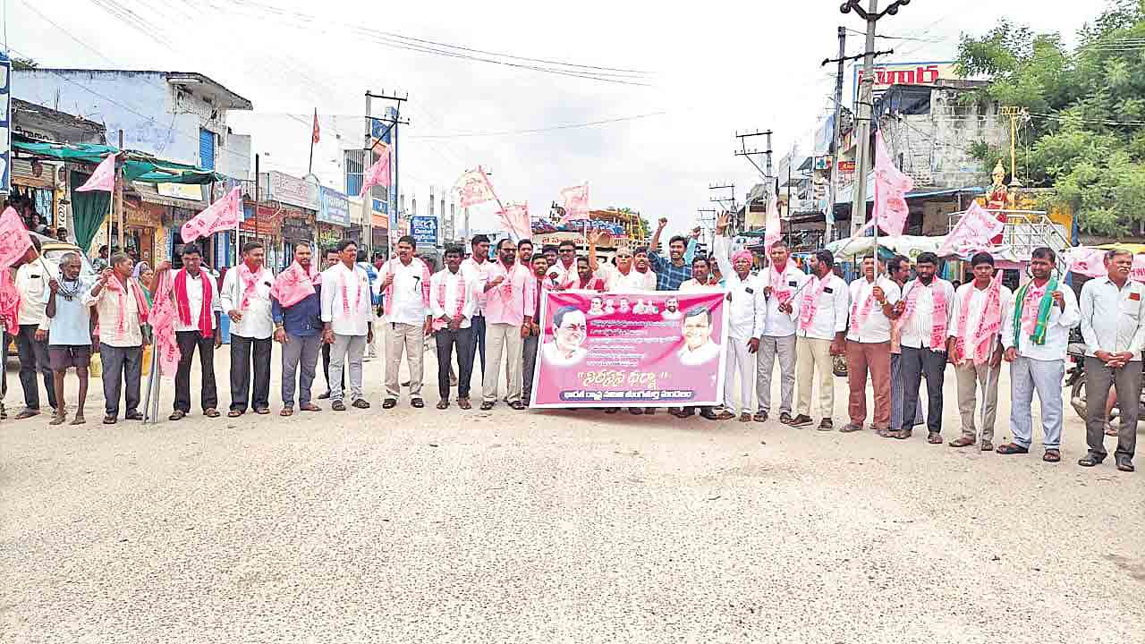 కన్నెపల్లి నుంచి రైతులకు సాగునీటిని అందించాలని రాస్తారోకో