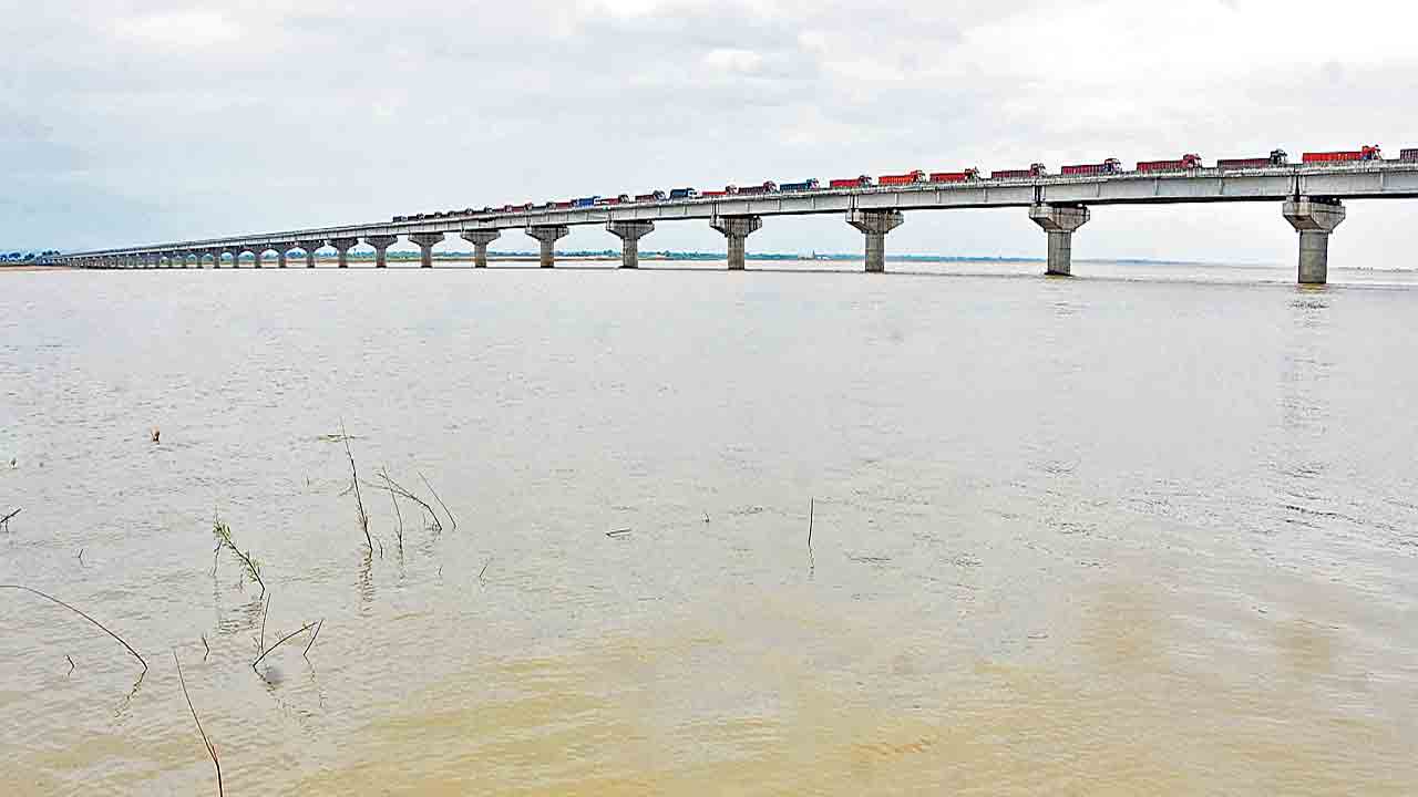 తలాపున గోదారి.. మన చెలక ఎడారి!