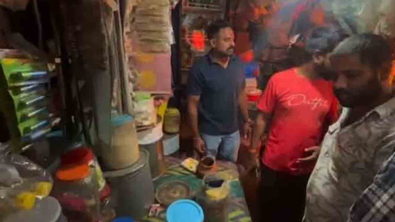 వేములవాడలో పది దుకాణాల్లో చోరీ