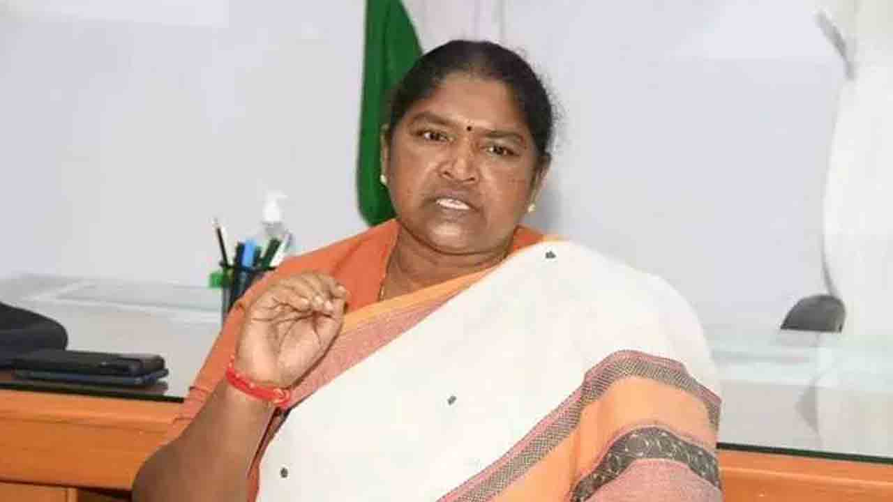 ప్రతి వర్షపు నీటిబొట్టును ఒడిసిపట్టాలి : మంత్రి సీతక్క