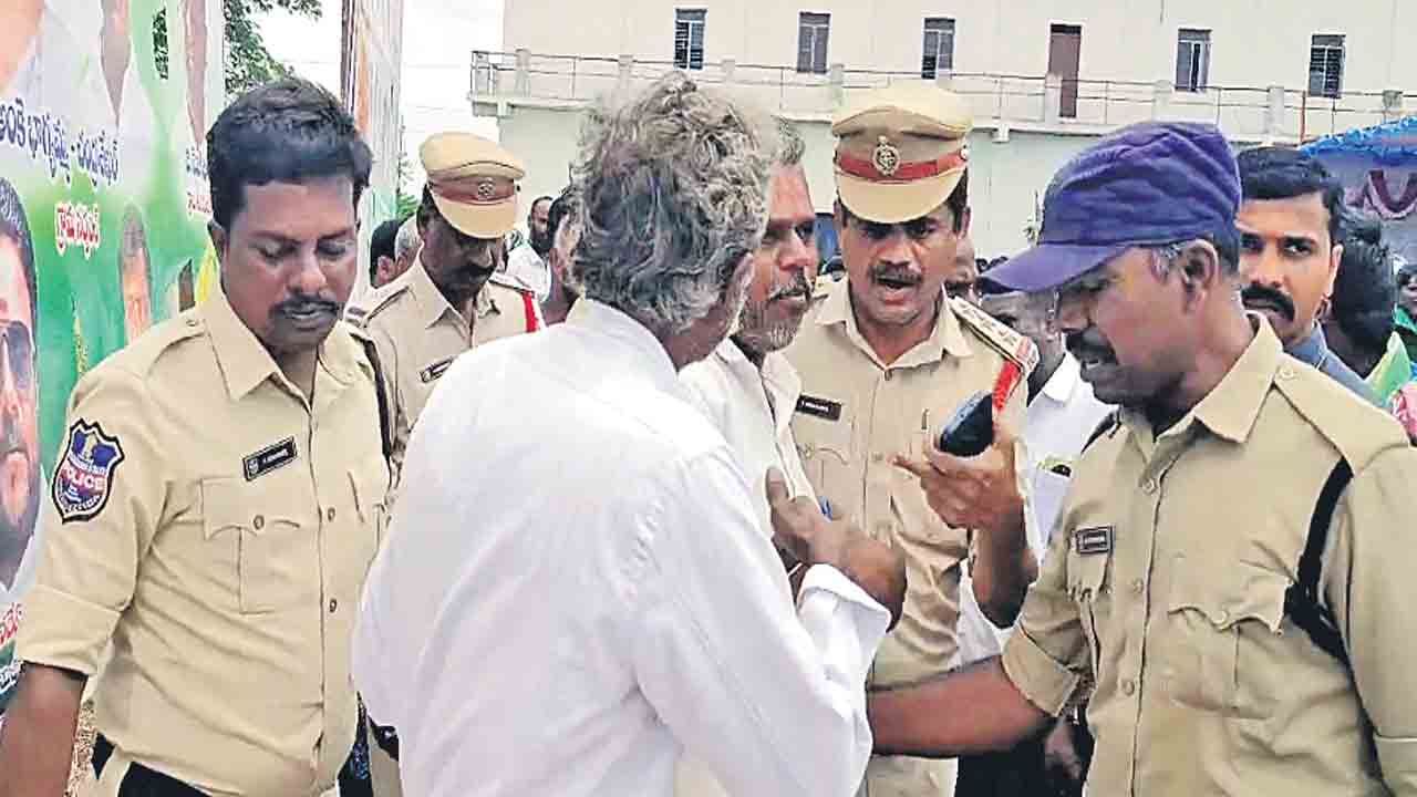 మంత్రి శ్రీహరికి నిరసన సెగ
