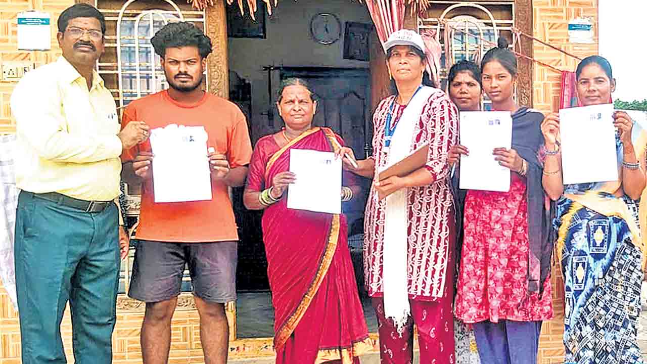 ఫారం నింపేందుకు..ఓటర్ల పాట్లు