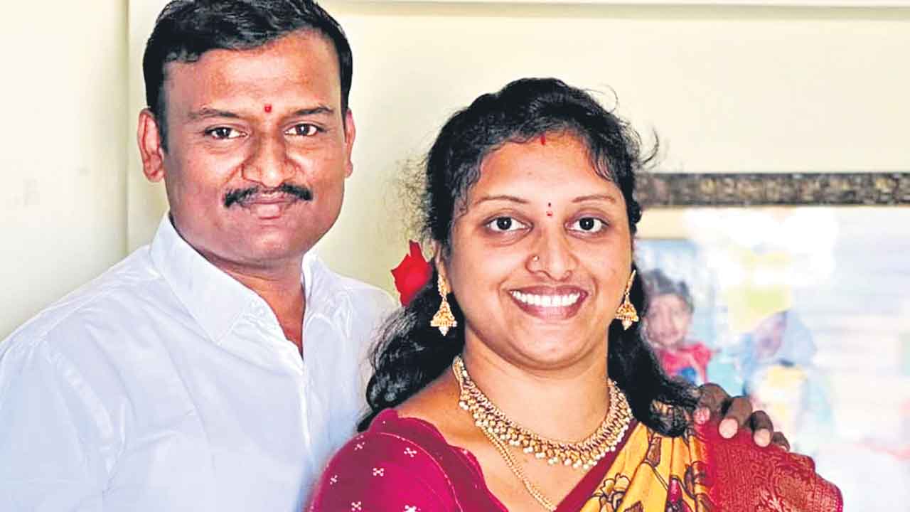 రైలు కిందపడి భార్యాభర్తల ఆత్మహత్య