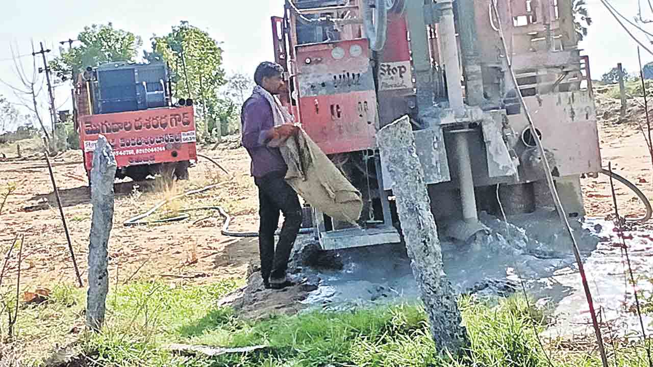అడుగంటిన భూగర్భ జలాలు వట్టిపోతున్న బోర్లు