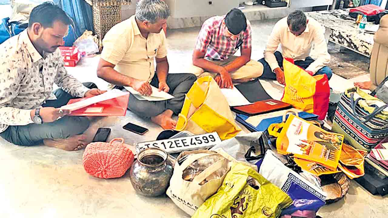 డీఎస్పీ అక్రమ ఆస్తి 300 కోట్లు!