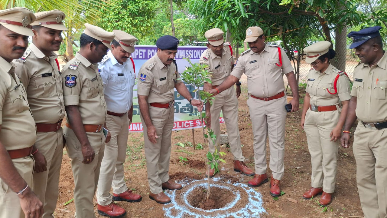 ACP Narsimhulu | పర్యావరణ పరిరక్షణకు ప్రతి ఒక్కరూ మొక్కలు నాటాలి : ఏసీపీ నర్సింహులు
