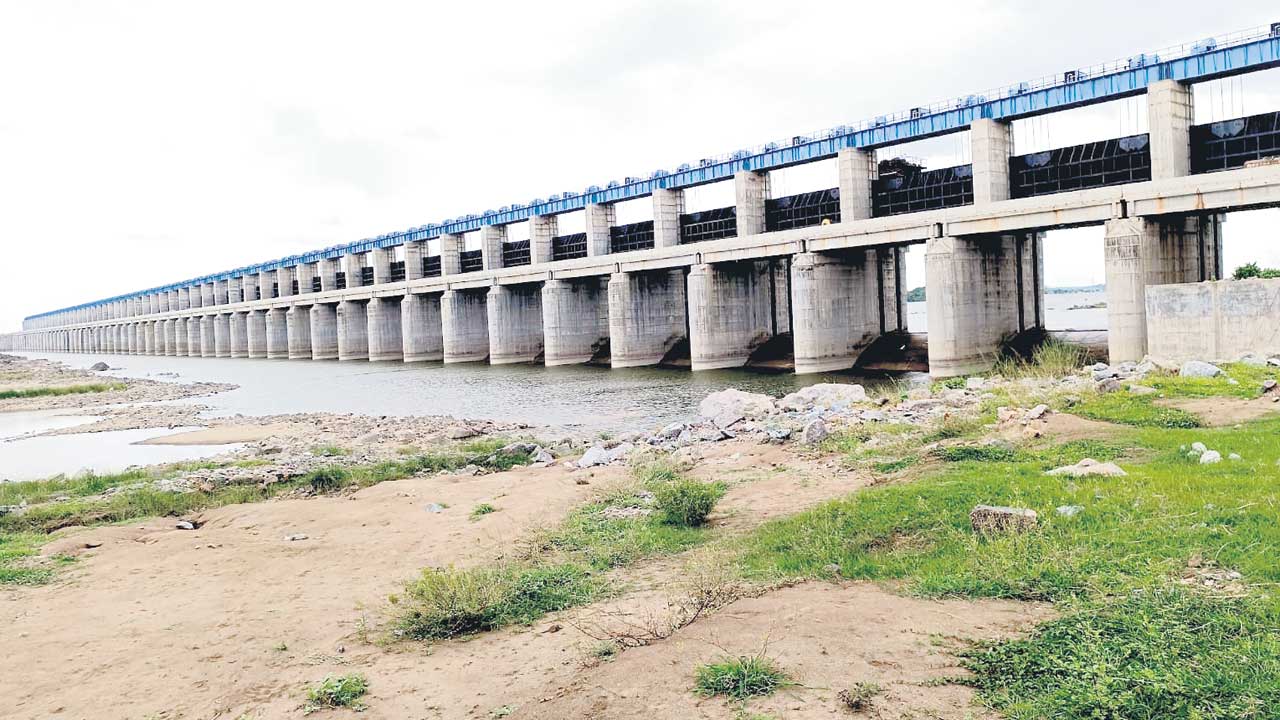 జలాశయాలు వెలవెల