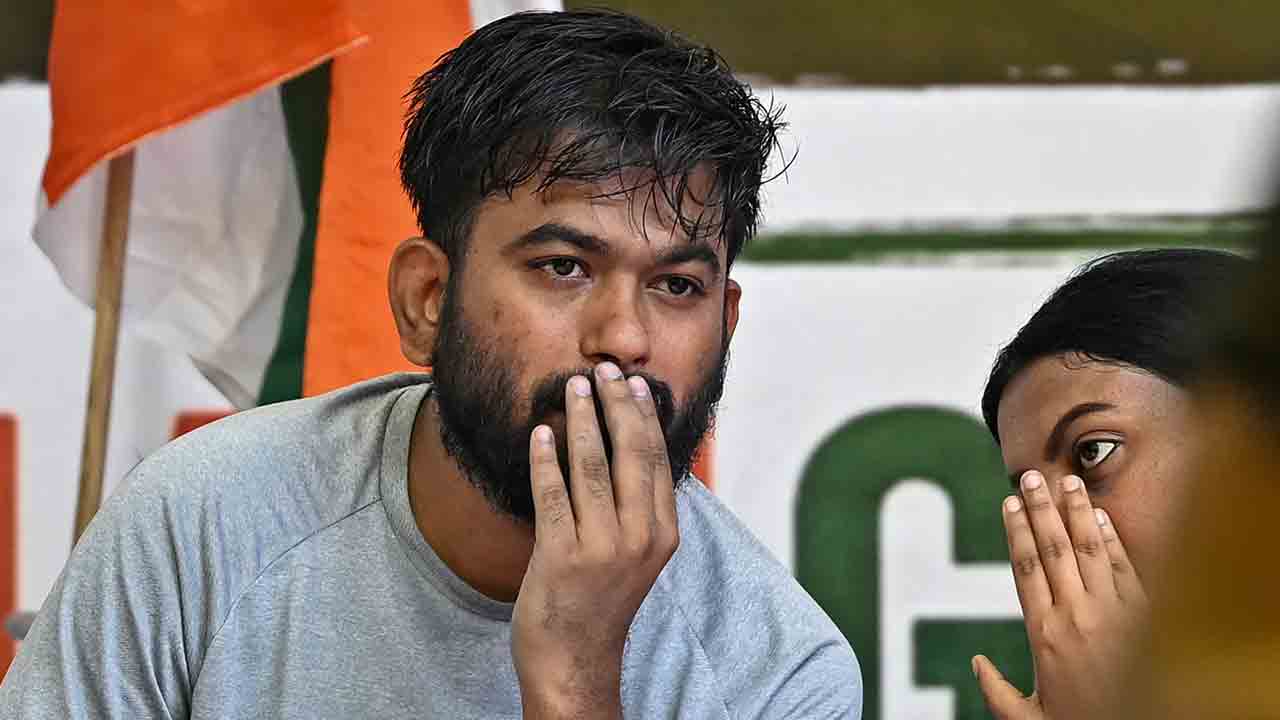 వేధింపులు ఆపకపోతే మళ్లీ భారీ నిరసన.. అభిజీత్‌ దీప్కే హెచ్చరిక