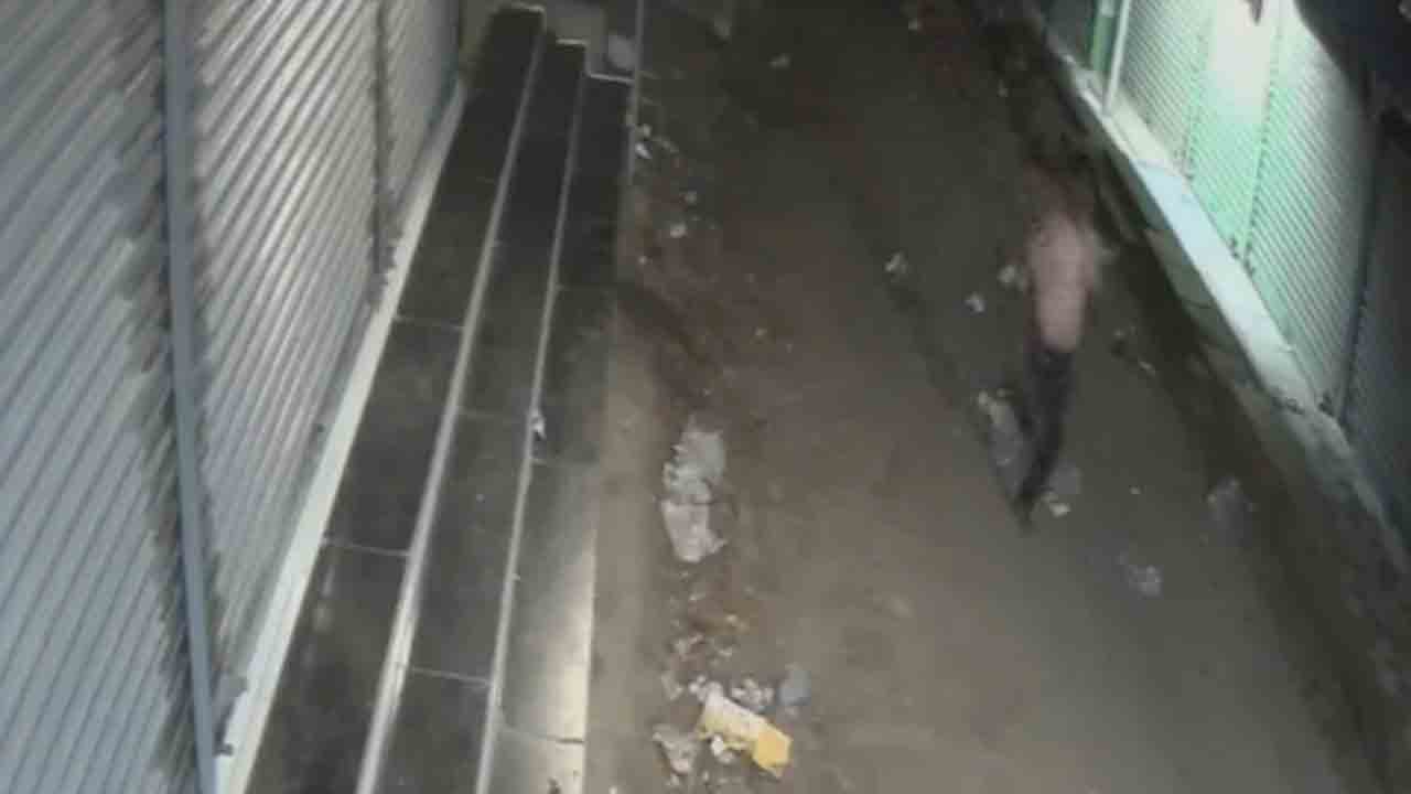 Cops Sleep, Accused Flees | విధుల్లో నిద్రించిన పోలీసులు.. పోలీస్‌స్టేషన్‌ నుంచి తప్పించుకున్న నిందితుడు