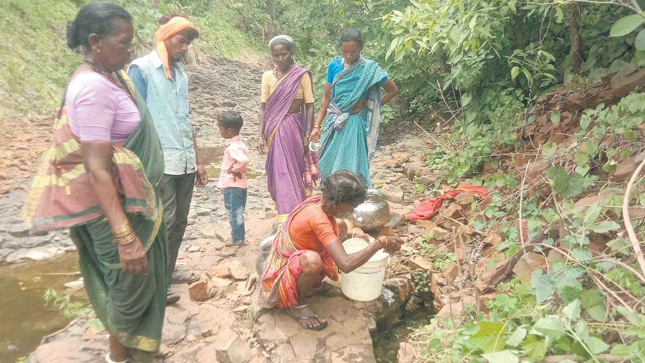 కొండలు, గుట్టలు దాటితేనే.. బిందెడు నీళ్లు