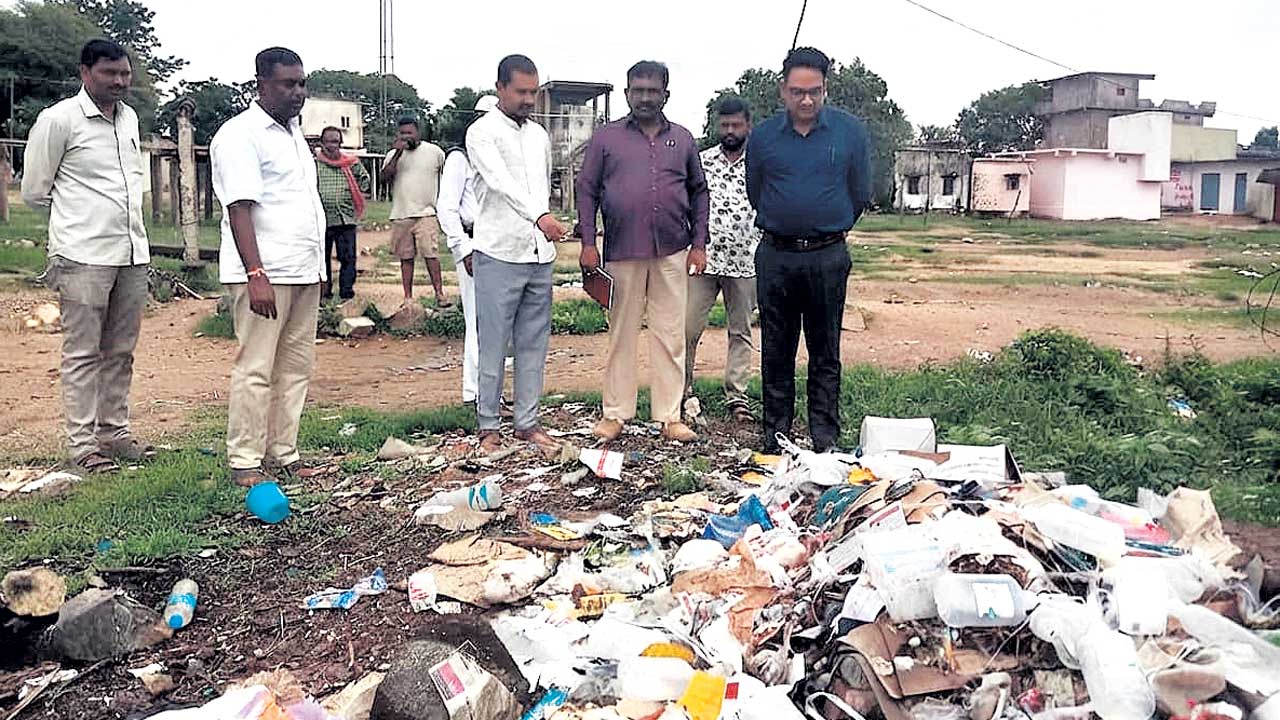 అధికారులపై అదనపు కలెక్టర్‌ ఆగ్రహం