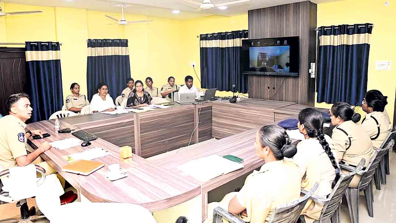 మహిళల భద్రతకు ప్రాధాన్యం ఇవ్వాలి