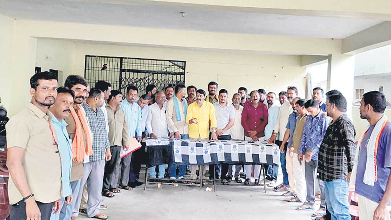 ఉపాధి కోల్పోతున్నం.. ఆదుకోండి