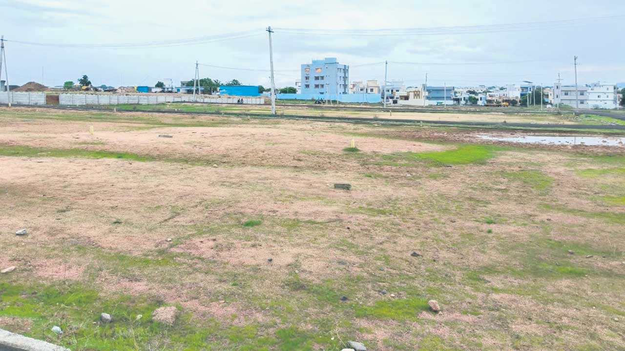 మనిషేధిత భూముల్లోనూ నిలువు దోపిడీ
