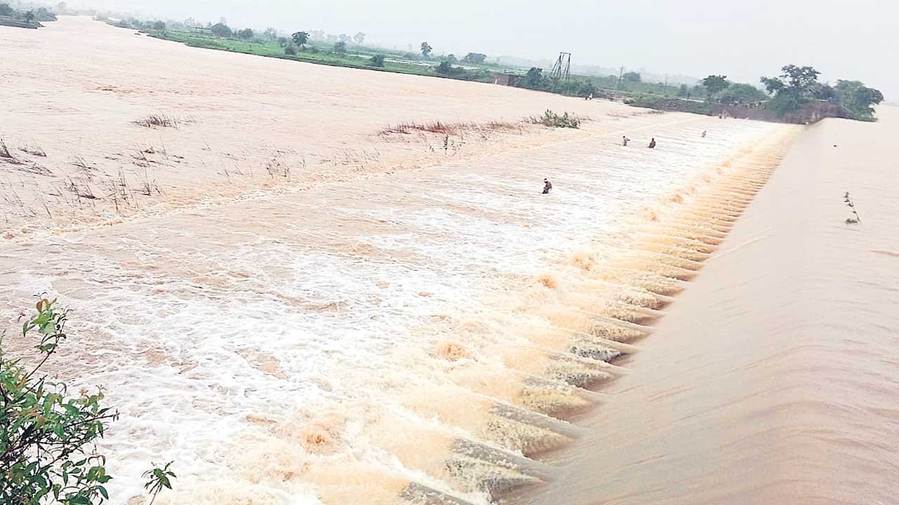 ముంచెత్తిన వరద