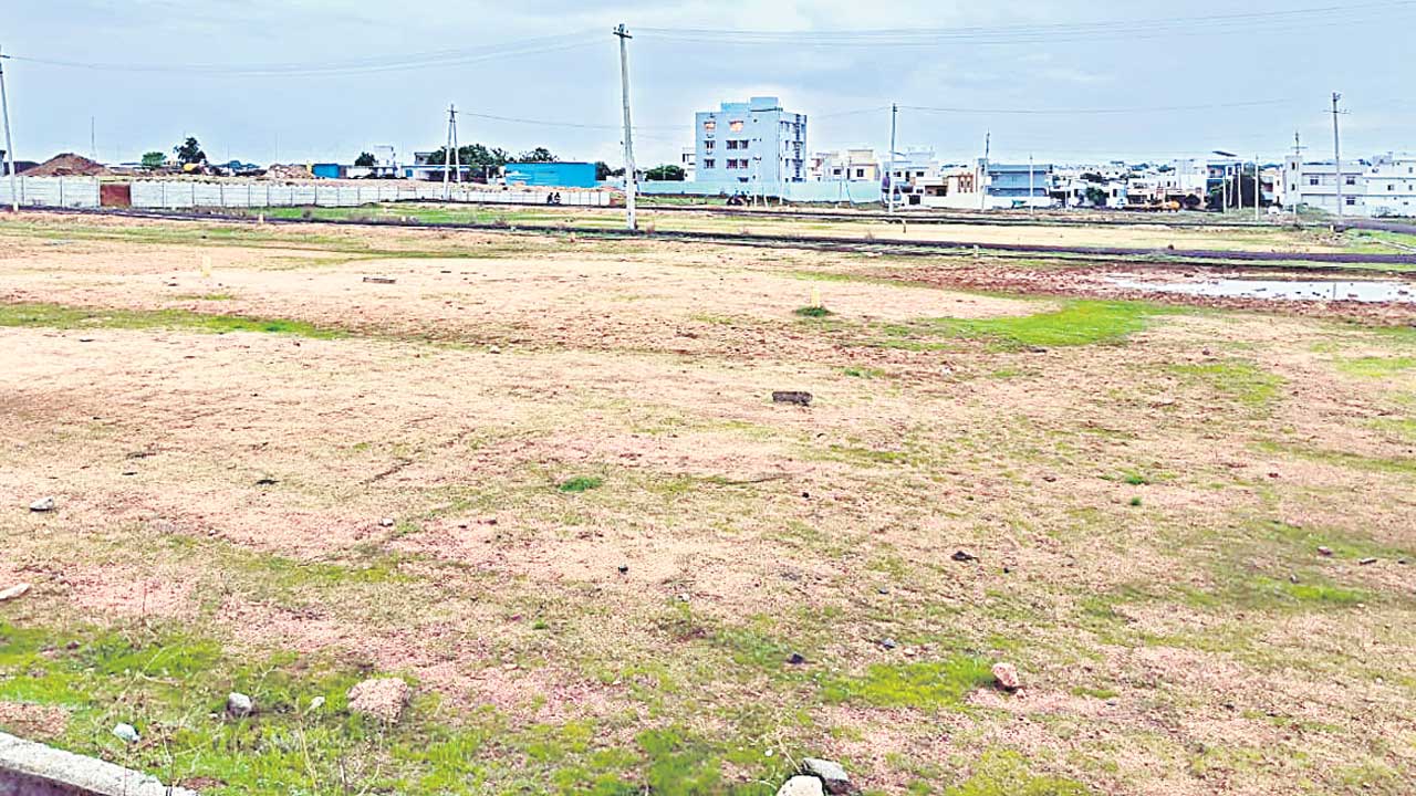 దళిత బస్తీ భూములను వదలట్లేదు