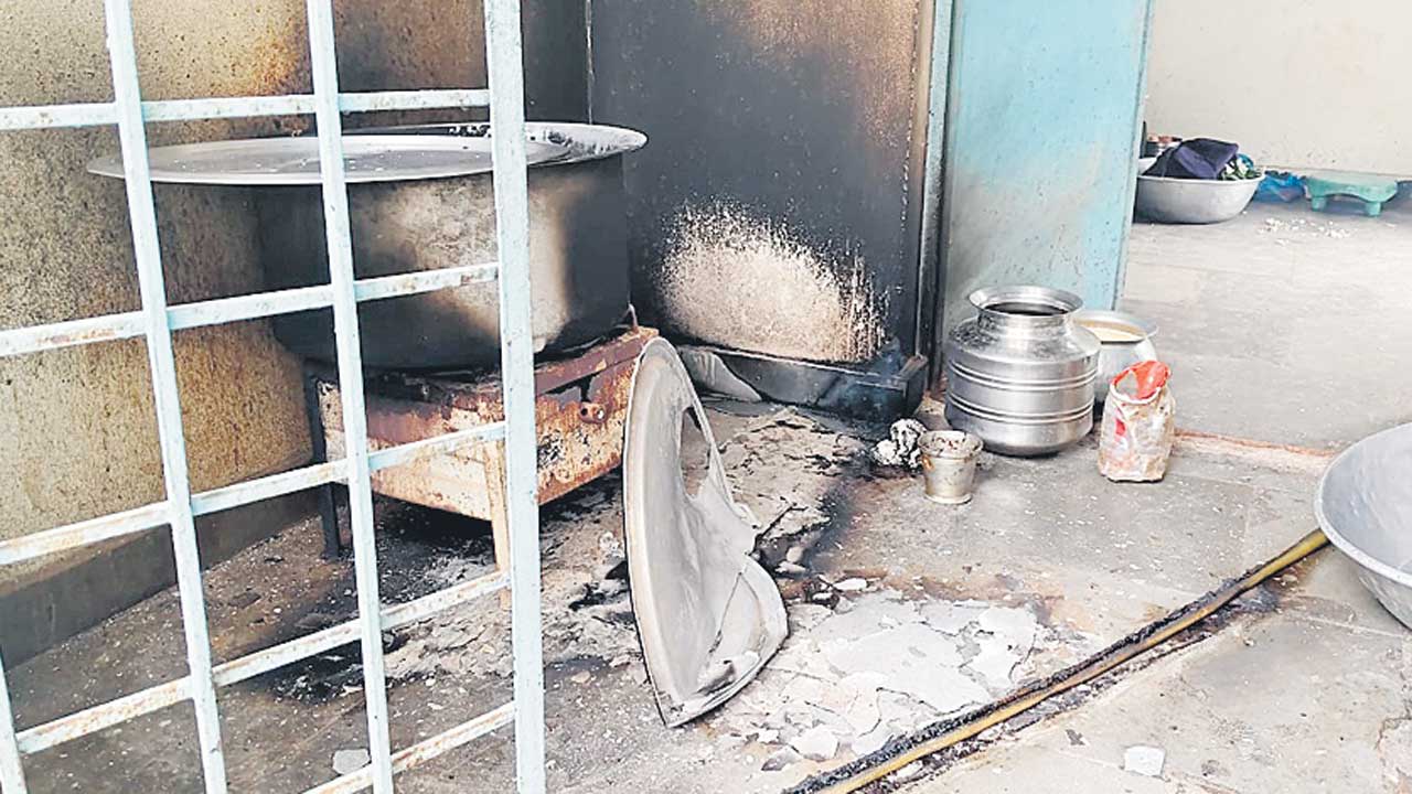 పాఠశాలలో వంట గ్యాస్‌ లీక్‌